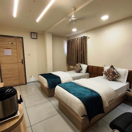 Hotel Kinara Ахмедабад Экстерьер фото