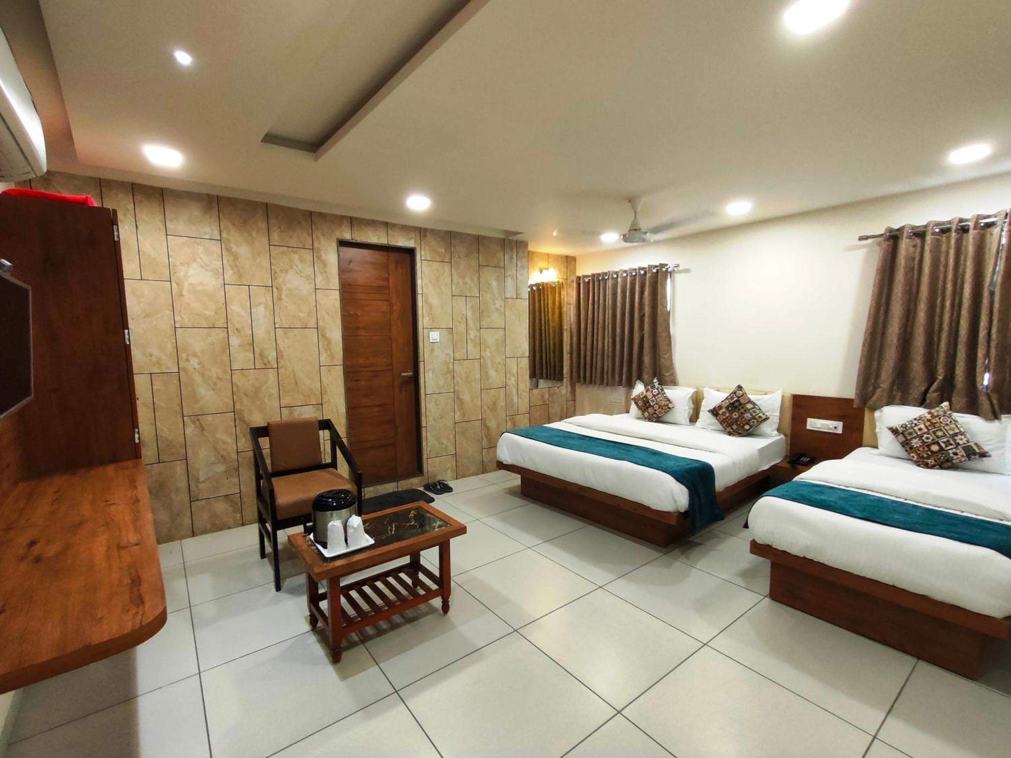 Hotel Kinara Ахмедабад Экстерьер фото