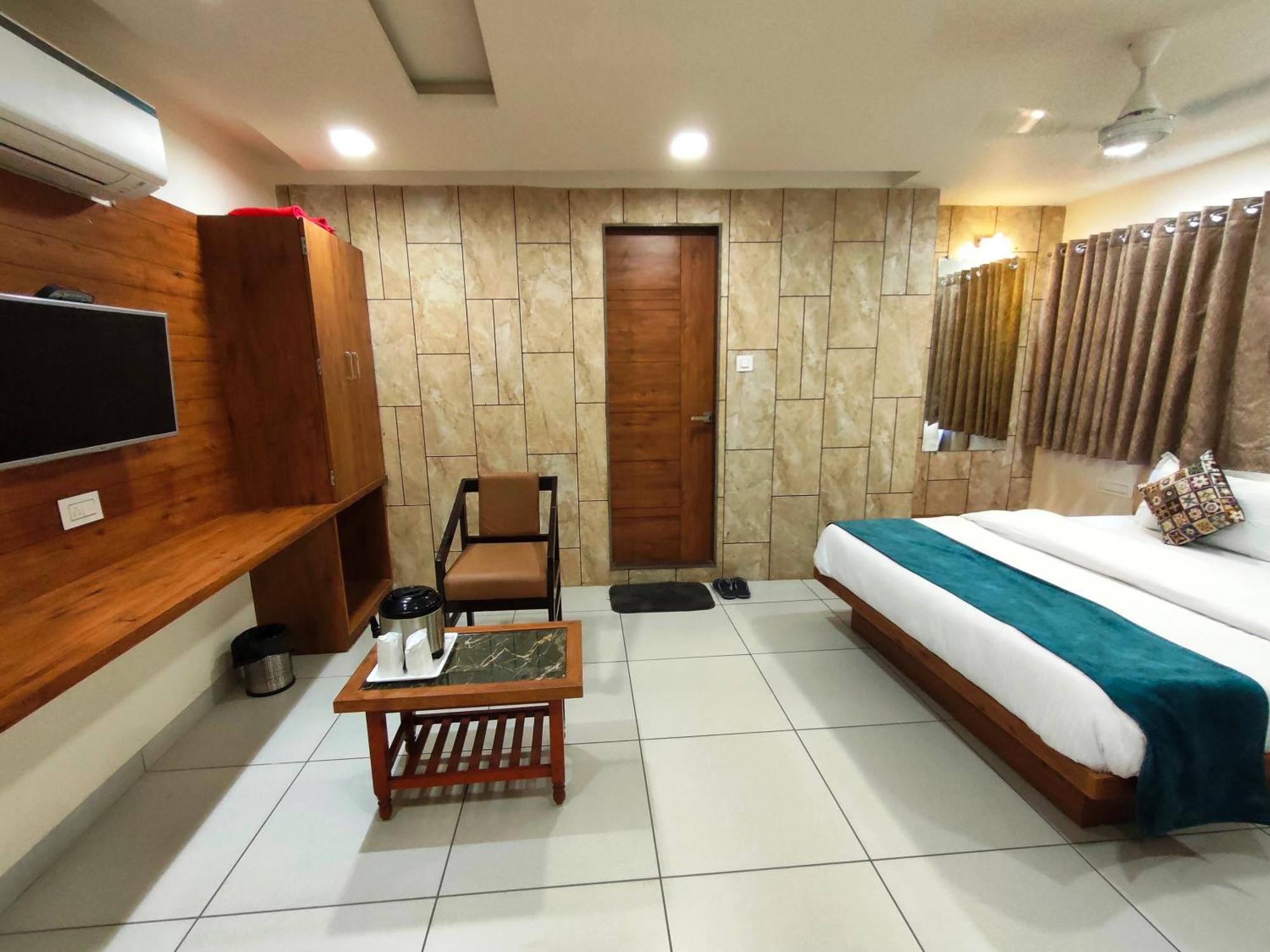 Hotel Kinara Ахмедабад Экстерьер фото