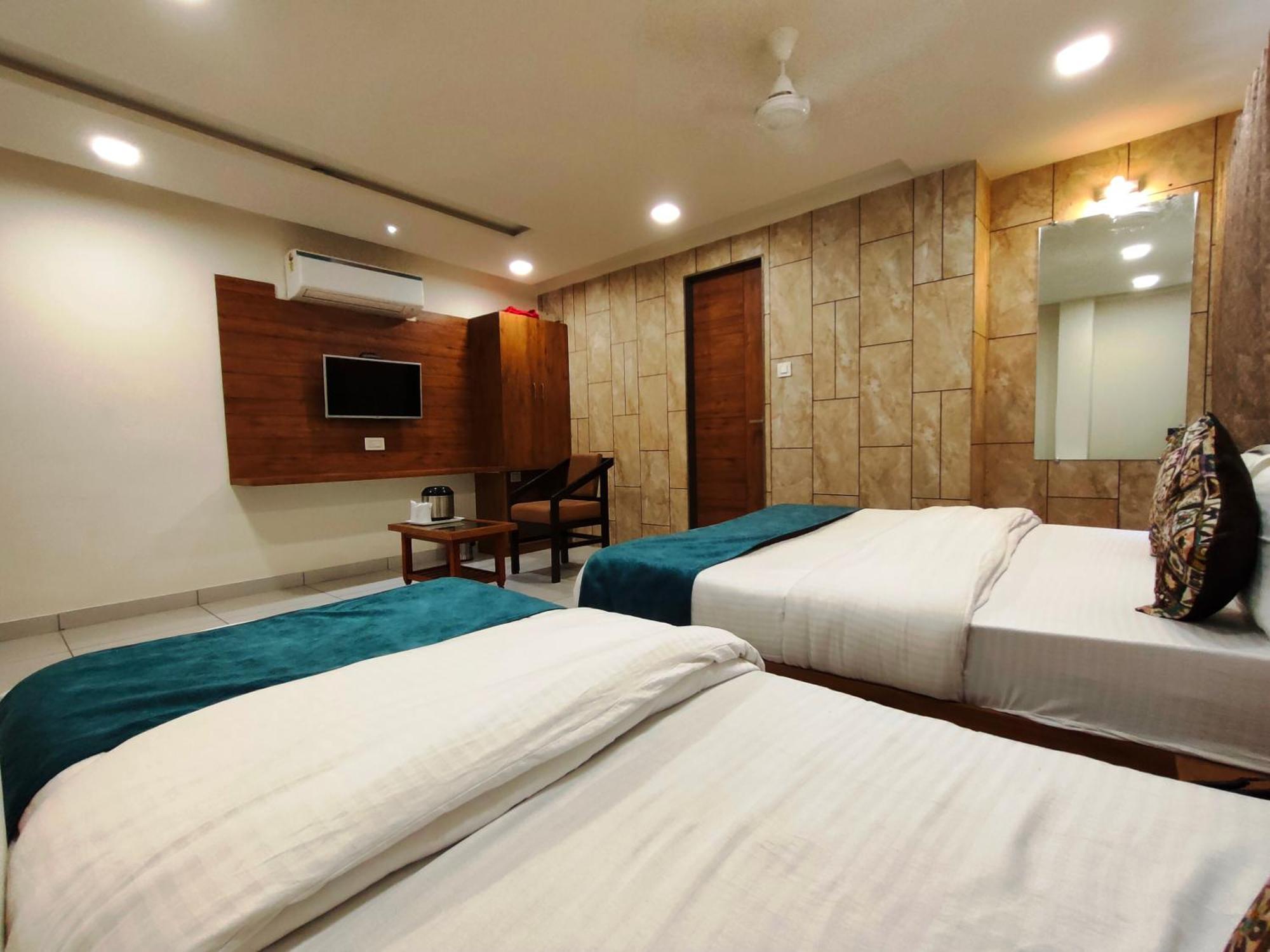 Hotel Kinara Ахмедабад Экстерьер фото