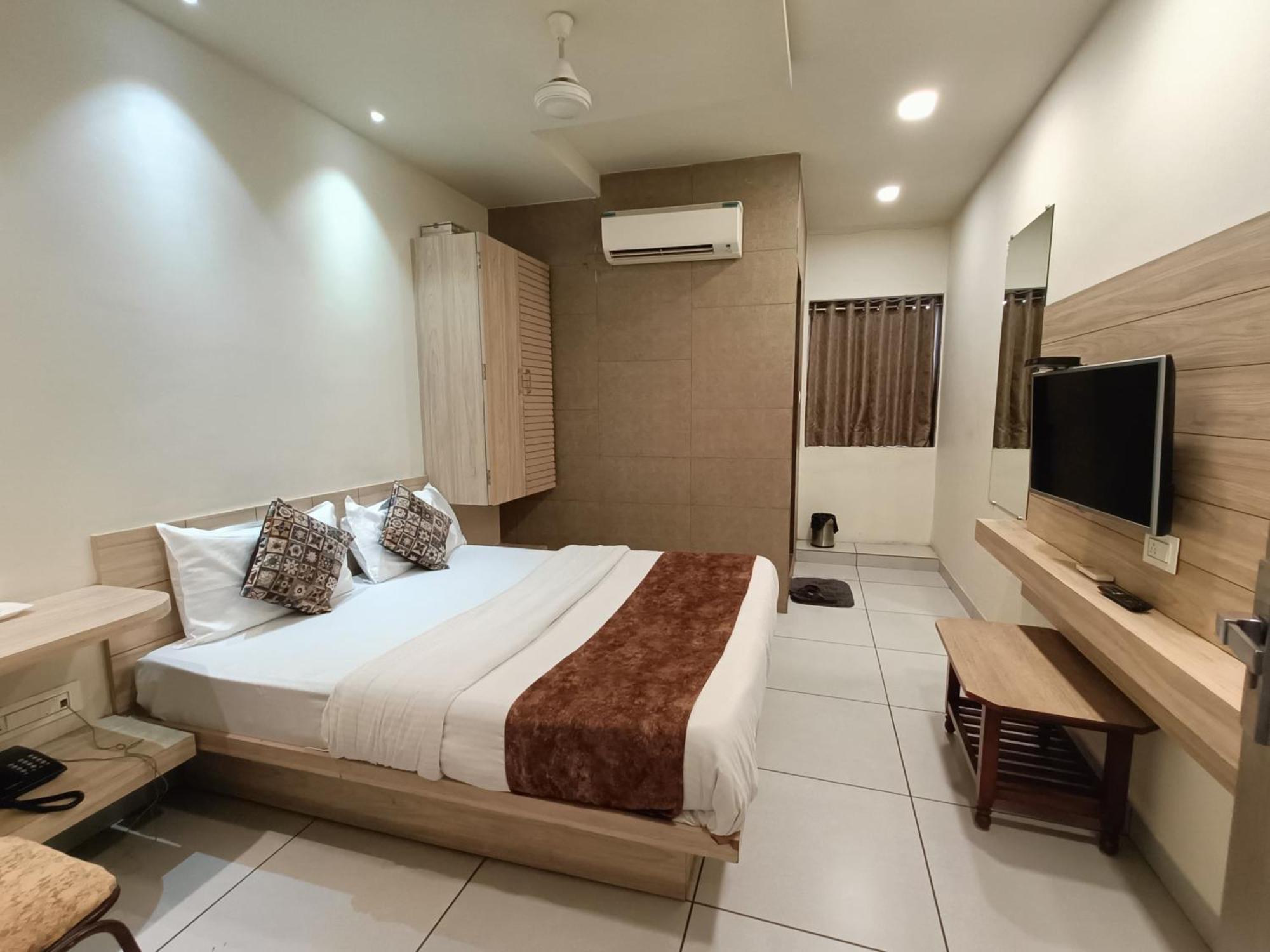 Hotel Kinara Ахмедабад Экстерьер фото