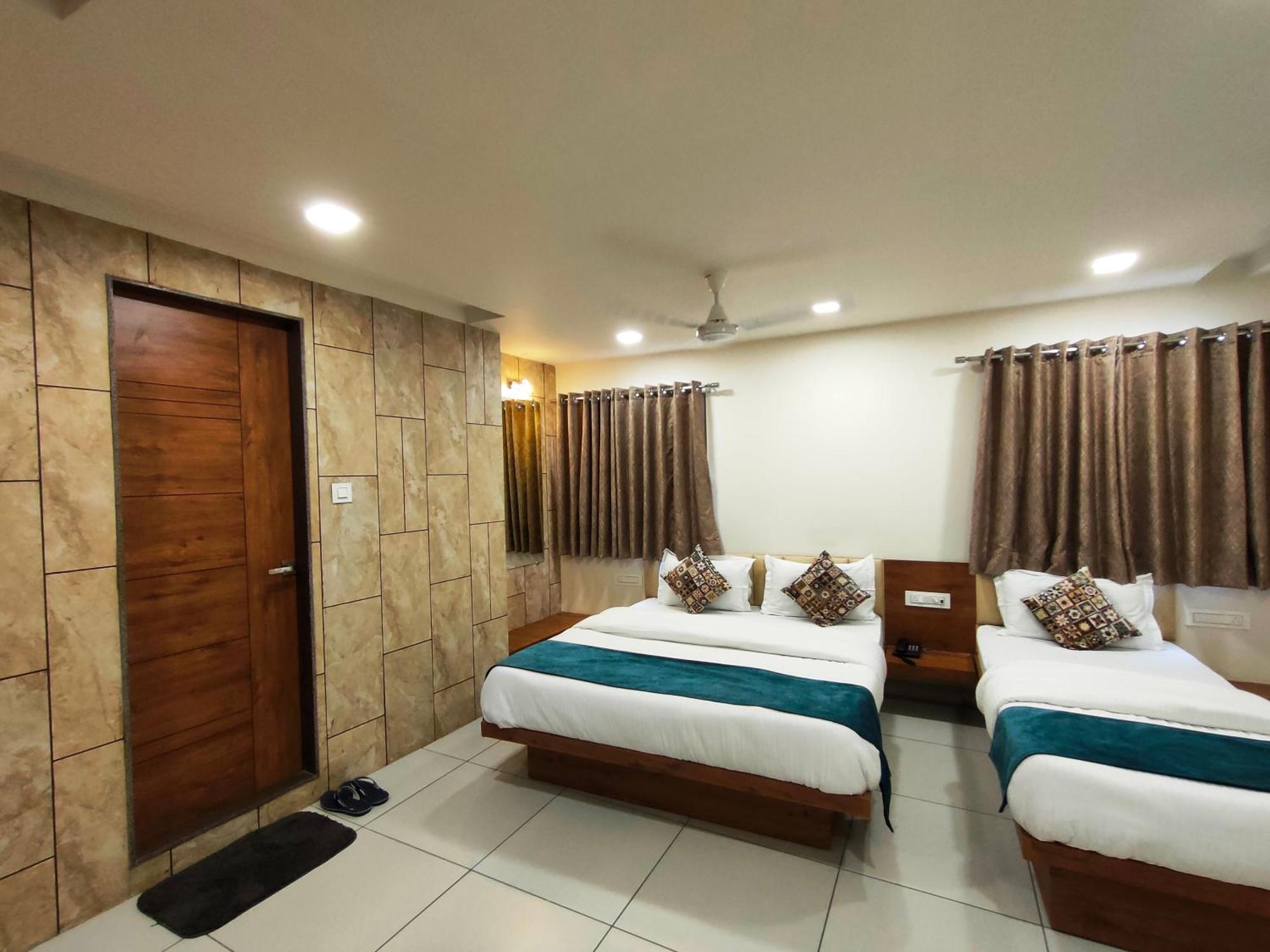 Hotel Kinara Ахмедабад Экстерьер фото