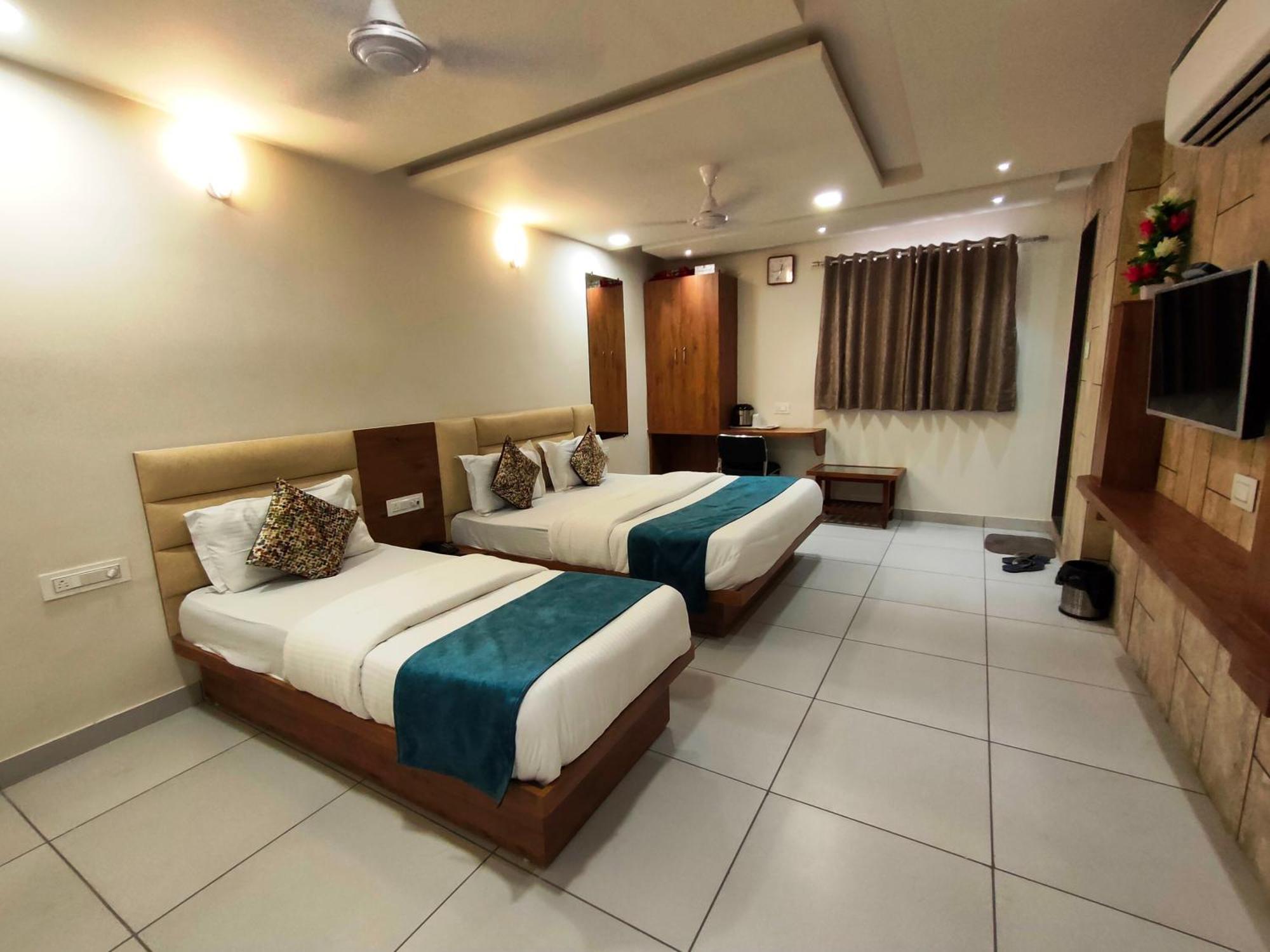 Hotel Kinara Ахмедабад Экстерьер фото
