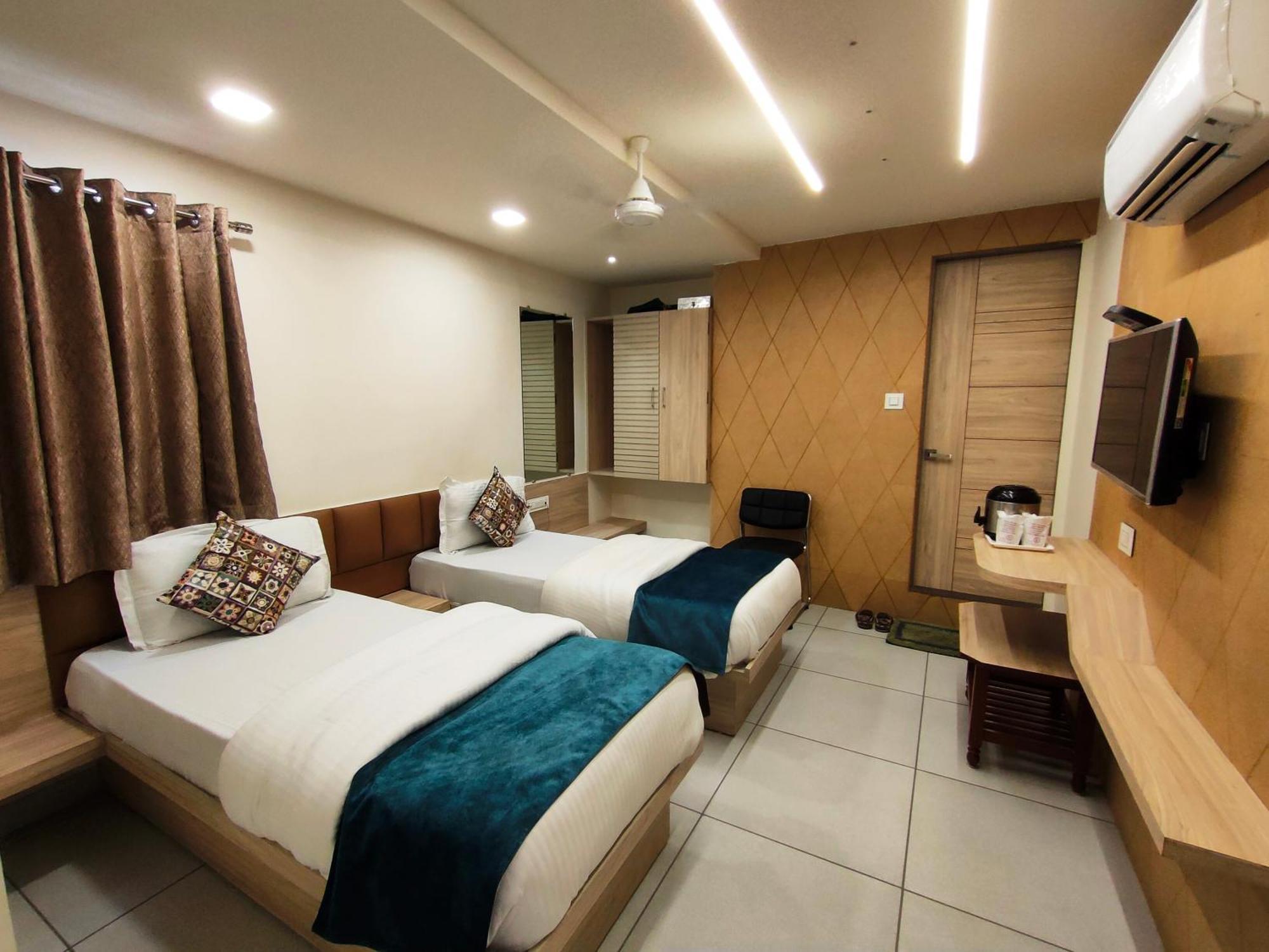 Hotel Kinara Ахмедабад Экстерьер фото