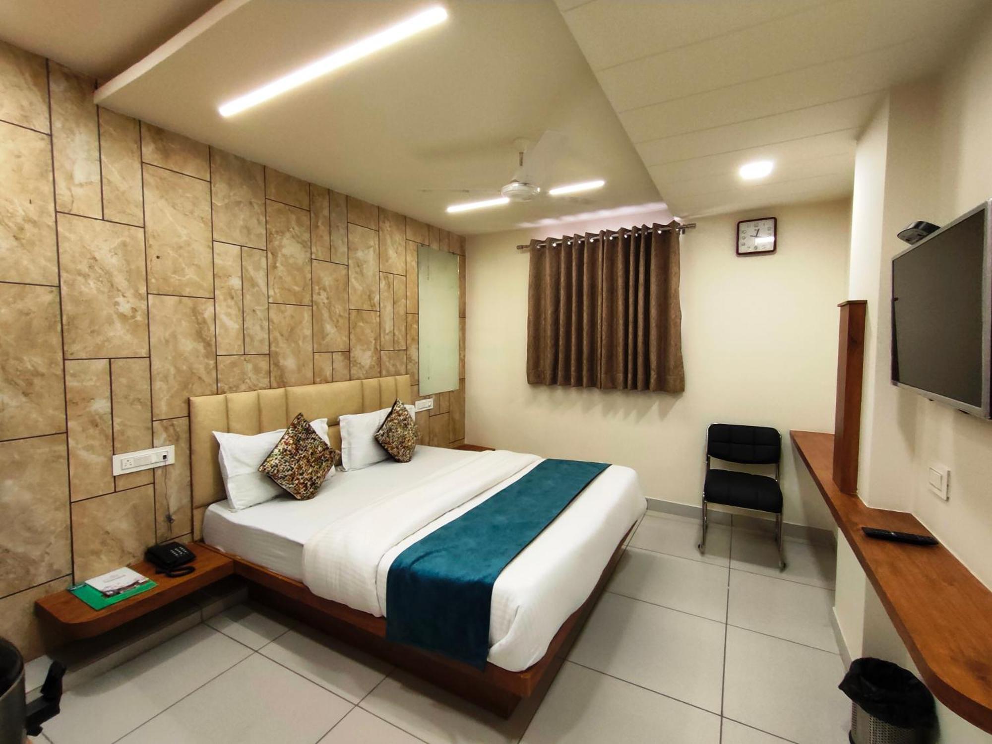 Hotel Kinara Ахмедабад Экстерьер фото