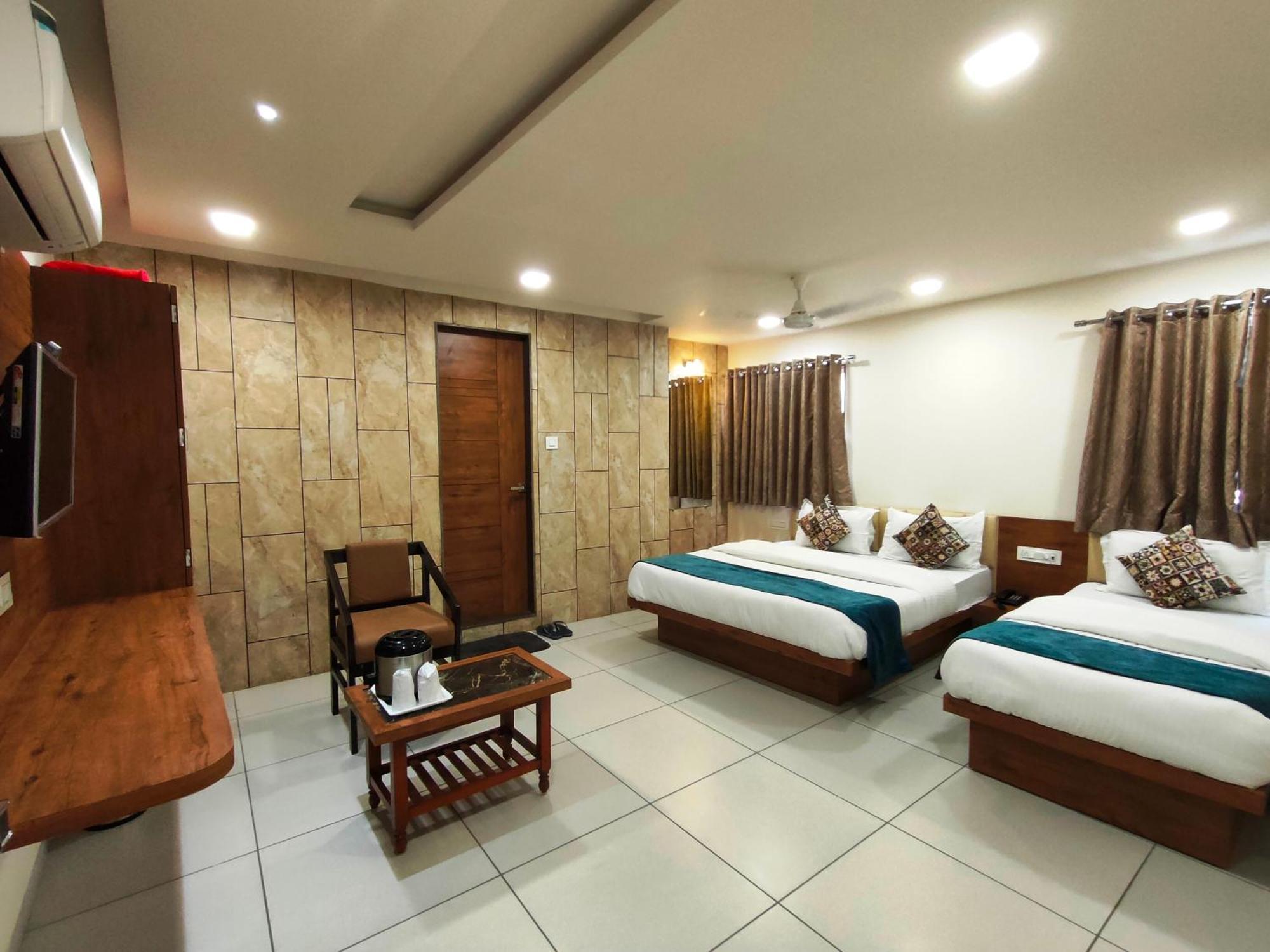 Hotel Kinara Ахмедабад Экстерьер фото