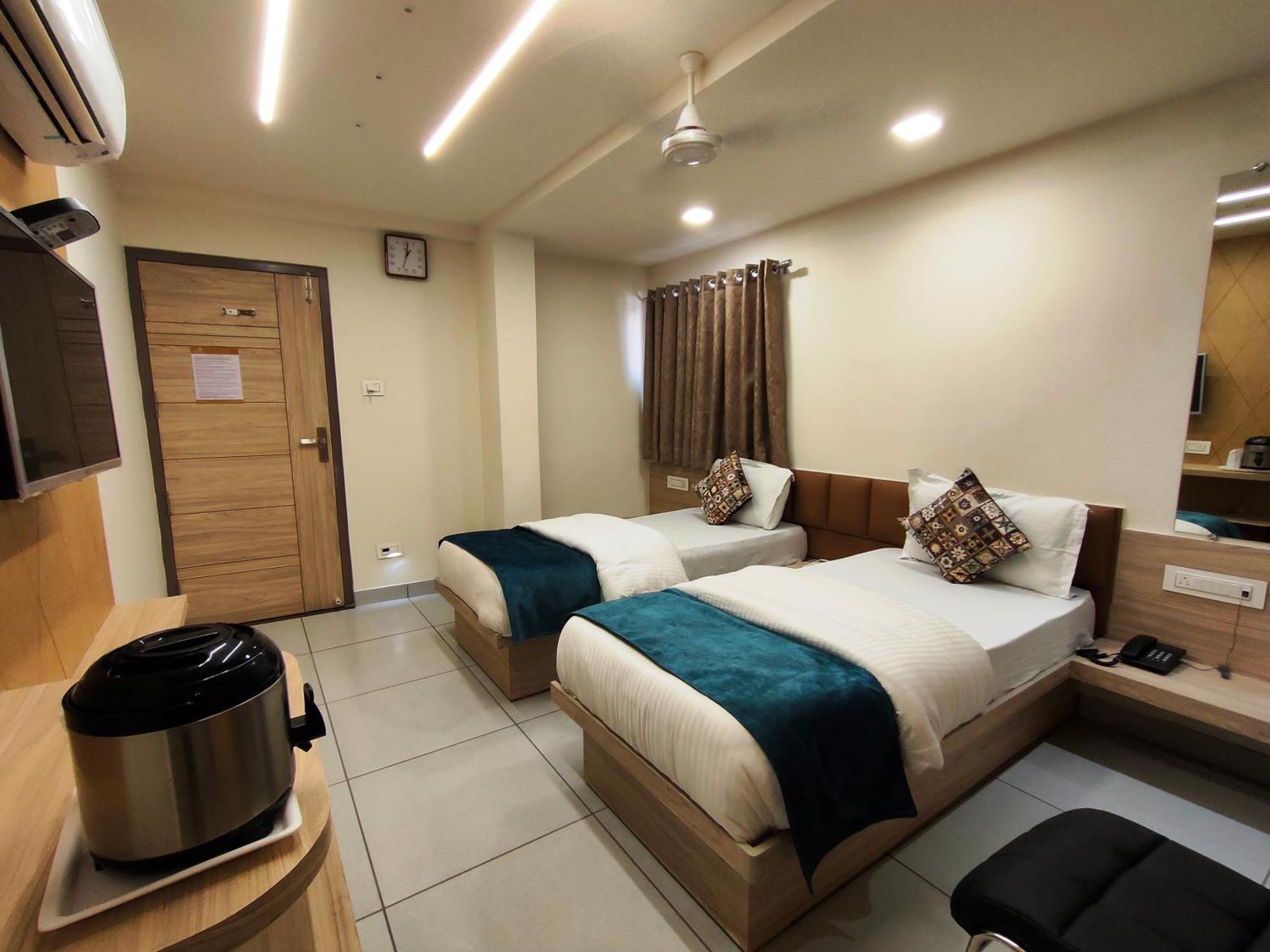 Hotel Kinara Ахмедабад Экстерьер фото